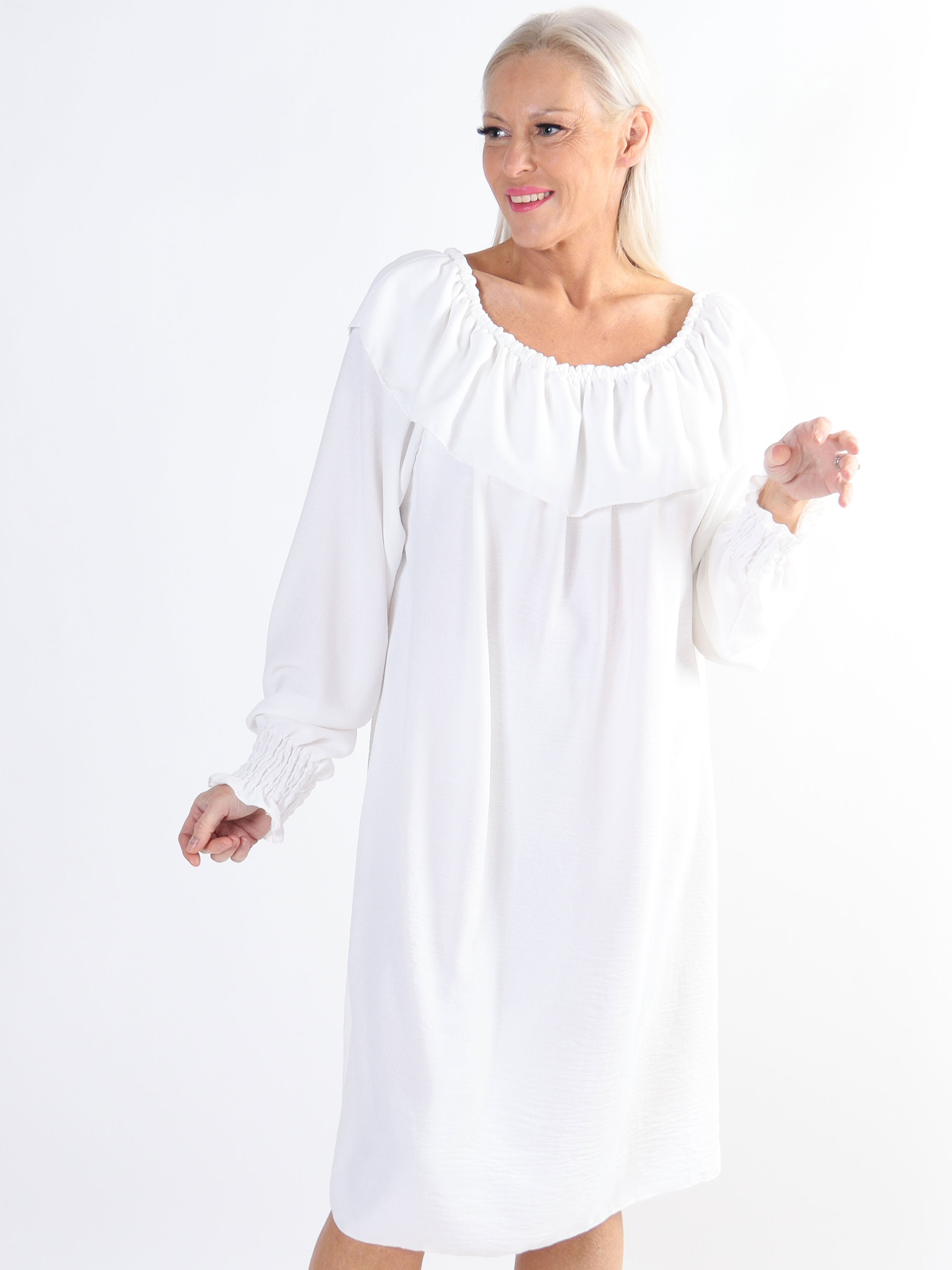 Elpida - Plus size-klänning med volangkant och smockärmar